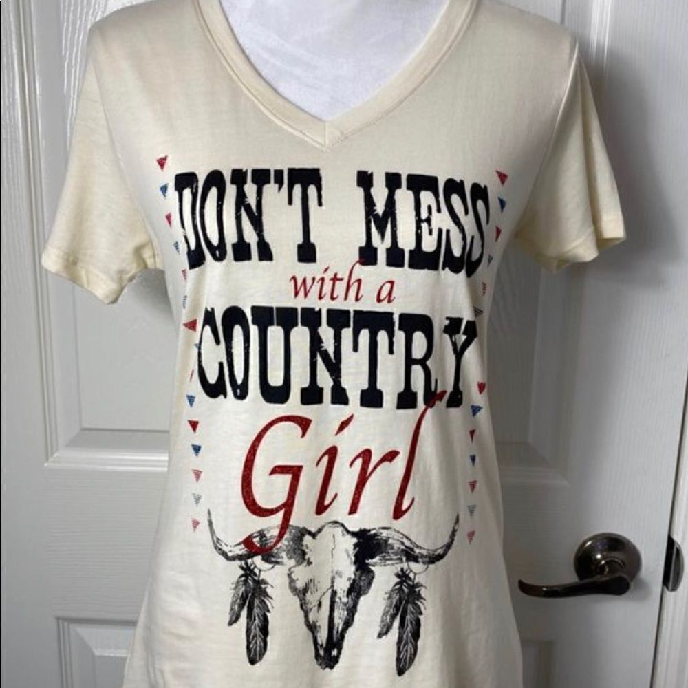 REBEL SKY “Don’t Mess With A Country Girl” V-Neck Tshirt. Small